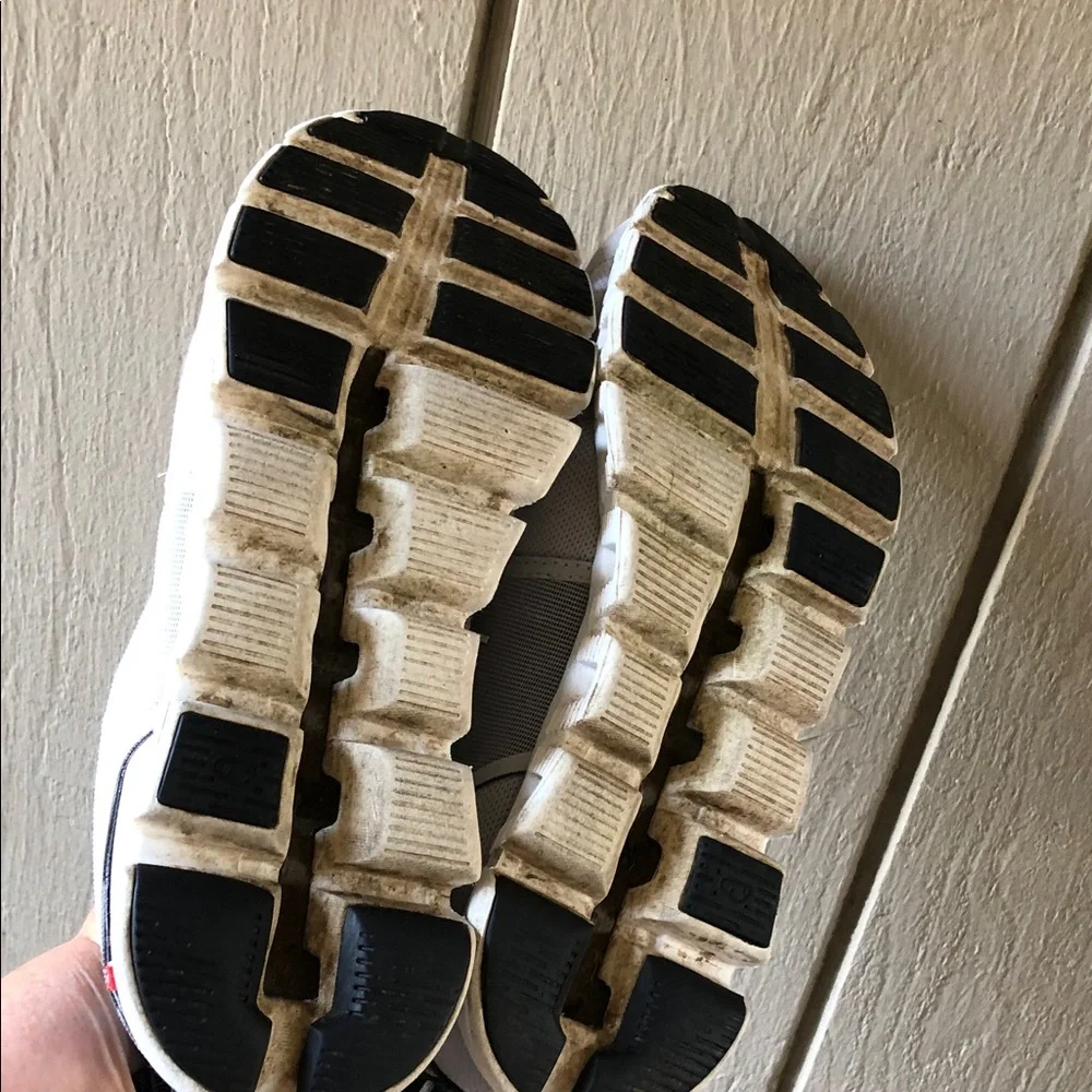 On Running Women’s Light Gray Cloud-Style Sneakers